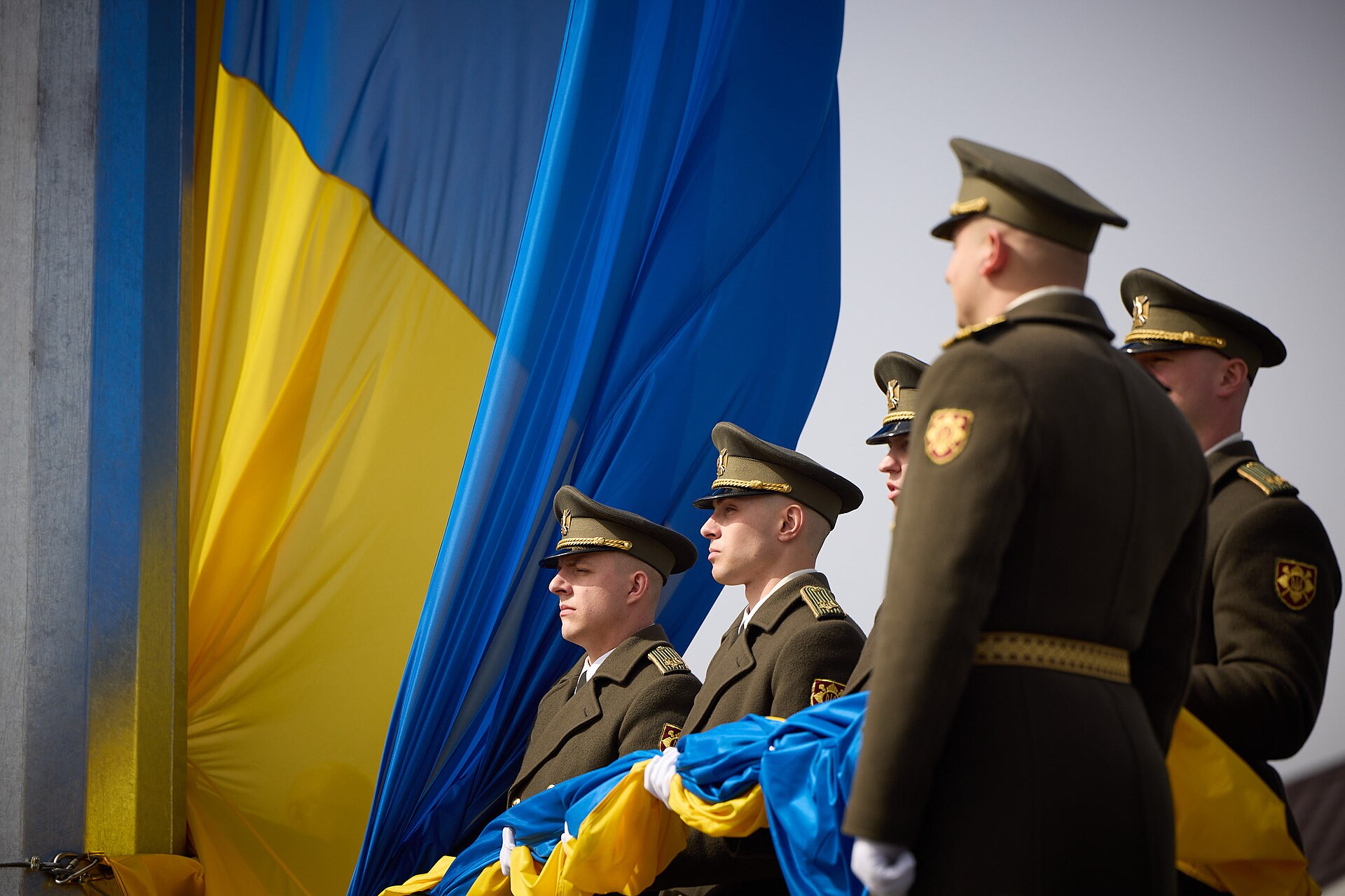 On the second anniversary of the liberation of Kyiv region from Russian invaders, President Volodymyr Zelenskyy took part in the raising of the State Flag of Ukraine on the flagpole of the Memorial to the Defenders of the Bucha Community, and presented honorary awards to the cities – heroes of Ukraine and state awards to the military. “For us, this is a war to defend Ukraine and everything that makes people human. That is why this war is of global significance. This is a war for the right to exist for our state and, at the same time, for the right to life for every person. It is a war for dignity for our people and for every nation that seeks its own destiny. This is a war so that no one dares to become a beast towards others,” the Head of State noted, addressing the attendees. According to him, when Ukrainian warriors drove the Russian occupiers out of Bucha, Irpin, Borodyanka and other towns and communities in Kyiv region, and then from Sumy and Chernihiv regions, the whole world saw that these were victories not only of Ukrainian courage and weapons, but also of human morality. “I am proud of everyone who dedicates their lives to ensuring that the life of our entire Ukraine is preserved. I thank everyone in the world who really helps us. And may the whole world never forget the cost of this battle and the evil we are holding back here on our land,” the President said. The attendees observed a minute of silence in memory of all Ukrainians whose lives were taken by the Russian occupiers. The ceremony was also attended by: Chairman of the Verkhovna Rada Ruslan Stefanchuk, Prime Minister Denys Shmyhal, Head of the Presidential Office Andriy Yermak, Commander-in-Chief of the Armed Forces of Ukraine Oleksandr Syrskyi, Minister of Defense Rustem Umerov, Minister of Internal Affairs Ihor Klymenko, and Head of the Security Service Vasyl Maliuk. The Head of State presented honorary awards "Hero City of Ukraine" to Mayor of Irpin Oleksandr Markushyn and Head of Hostomel Village Military Administration Serhiy Smal. By his Decree of March 6, 2022, the President of Ukraine introduced the honorary award "Hero City of Ukraine" to recognize the feat, heroism and resilience of citizens in defending their cities during the repulse of the armed aggression of the Russian Federation. On March 24, 2022, Bucha, Irpin, Mykolaiv, and Okhtyrka were awarded the title of Hero Cities. Volnovakha, Hostomel, Mariupol, Kharkiv, Kherson, and Chernihiv also received the award. In addition, Volodymyr Zelenskyy presented the servicemen with the Orders of Bohdan Khmelnytsky, II and III class, "For Courage," II and III class, medals "For Military Service to Ukraine," "For Impeccable Service," III class, and "For Saved Life." In particular, Colonel Oleksandr Voloshyn of the Armed Forces of Ukraine and Captain Oleksiy Fandetskyi, who ensured the evacuation and escort of convoys of vehicles with civilians from Bucha to Bilohorodka, received awards from the President. In total, more than 300 vehicles with citizens were evacuated on March 9-10, 2022. Lieutenant Colonel Andriy Kolodiazhnyi, Sergeant Oleksandr Fesyk, Sergeant Myron Khymytsia, and Senior Sergeant Oleksandr Martyniuk, who participated in the destruction of enemy convoys in the settlements of Bucha district, Kyiv region, in March 2022, were also awarded. The President also awarded Junior Sergeant Serhiy Doroshenko and Captain Ruslan Mamchyk. They were installing minefields and engineering barriers, which successfully helped repel the enemy attacks. The awards were also given to the National Guard warriors – Sergeant Maksym Bovchaliuk and Sergeant Serhiy Kvitko, who took part in fierce battles against the Russian occupiers in Kyiv region, patrol police officer Oleh Shvets, who participated in stabilization activities in Irpin, Bucha and Hostomel, and Police Major Ivan Dulkai, who has been documenting and investigating the Russian army's brazen war crimes since the beginning of the full-scale invasion of Russia. The awards were also presented to the SSU servicemen: Sergeant Hryhoriy Kalachnikov and Sergeant Andriy Mendzhul, who were involved in counter-offensive actions by the Armed Forces of Ukraine in the area of Zabuchchya and preparation of a bridgehead for the further liberation of Bucha. The President also awarded employees of the State Emergency Service of Ukraine Vitaliy Farenyk and Pavlo Zaiika who ensured the evacuation of civilians from the Vorzel, Bucha, Borodyanka, Irpin, and Hostomel to Kyiv. Vitaliy Farenyk showed extraordinary courage and heroism during the evacuation from the city of Irpin, when Russian soldiers opened fire on civilians near the bridge over the Irpin River in the village of Romanivka in Kyiv region.